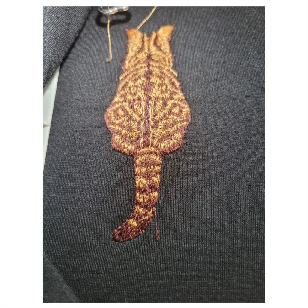 Encante seus projetos com a beleza e personalidade dos felinos mais amados do mundo! Esta matriz de bordado gatos de raça foi criada para destacar os traços únicos de raças como Persa, Siamês, Maine Coon, Bengal e outras, com riqueza de detalhes e realismo impressionante. Ideal para quem ama gatos e deseja bordar com estilo e precisão.