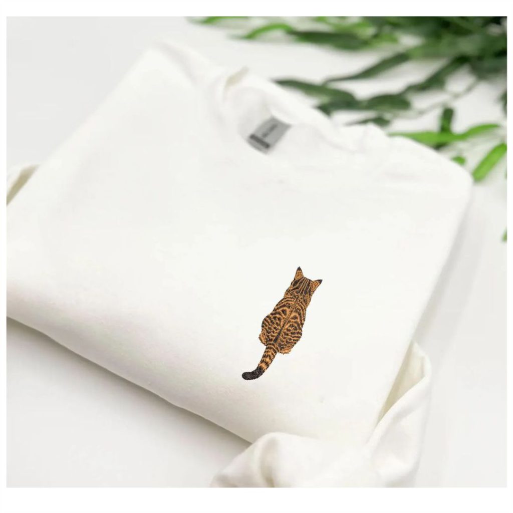 Encante seus projetos com a beleza e personalidade dos felinos mais amados do mundo! Esta matriz de bordado gatos de raça foi criada para destacar os traços únicos de raças como Persa, Siamês, Maine Coon, Bengal e outras, com riqueza de detalhes e realismo impressionante. Ideal para quem ama gatos e deseja bordar com estilo e precisão.